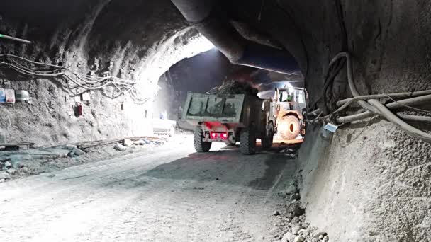 Stavební Stroj Při Stavbě Podzemních Tunelů — Stock video