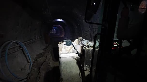 Metro Tüneli Inşaatı Sırasında Seyahat Eden Inşaat Makinesi — Stok video
