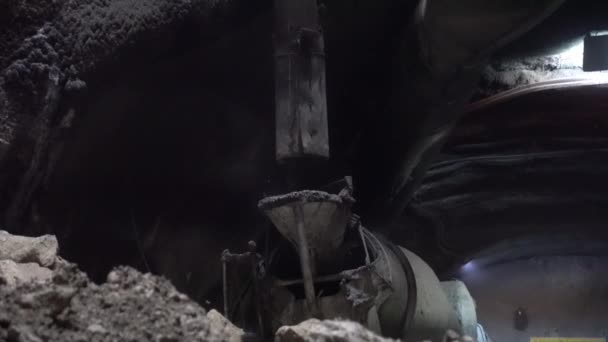 地铁隧道深井起重机与混凝土搅拌机的运行 — 图库视频影像