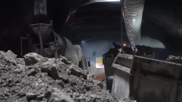 Odstranění Půdy Podzemních Tunelů Hlubokou Šachtou Pomocí Stavebního Zařízení Jeřábu — Stock video