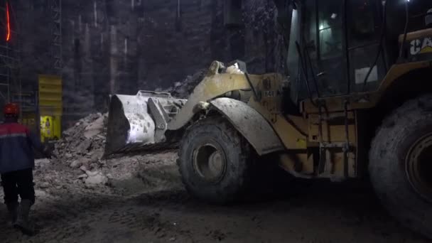 Ein Arbeiter Steuert Eine Trägerarbeitsmaschine Einen Tiefen Brunnen — Stockvideo