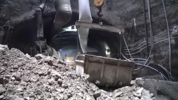 用施工设备和起重机清除地铁隧道深井中的土 — 图库视频影像