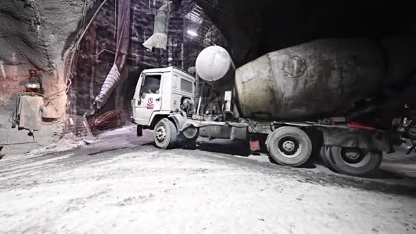 Metro Tüneli Inşaatı Sırasında Seyahat Eden Inşaat Makinesi — Stok video