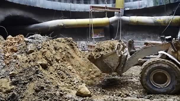 Ensangrentado Lleva Excavación Desde Túnel Hasta Grúa — Vídeos de Stock