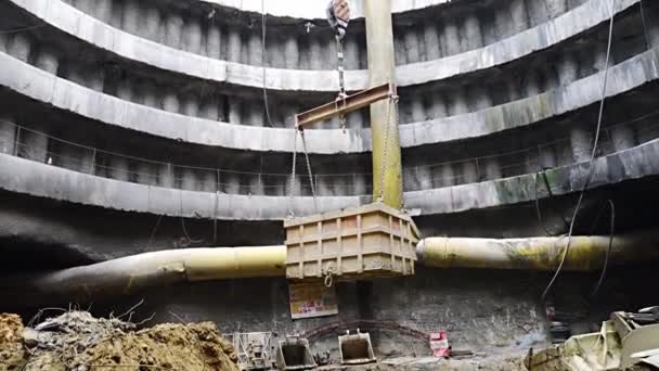 Ensangrentado Lleva Excavación Desde Túnel Hasta Grúa — Vídeos de Stock