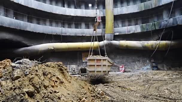 掠夺者用起重机把开挖的东西从隧道抬上来 — 图库视频影像