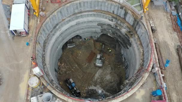 地下鉄トンネルの深いシャフト井戸で発掘される建設機器 — ストック動画