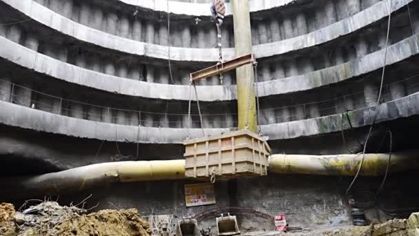 Looder Porte Excavation Partir Tunnel Par Grue — Video