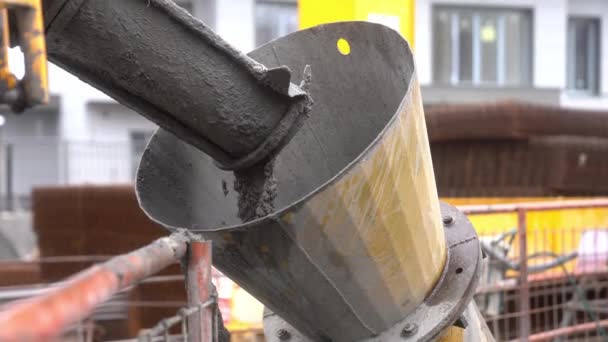 Beton Zementtransport Rohr Vom Betonmischer — Stockvideo