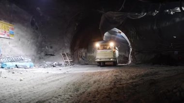 İnşaat malzemeleri kamyonu metro tüneli inşaatında geriye doğru manevra yapıyor.