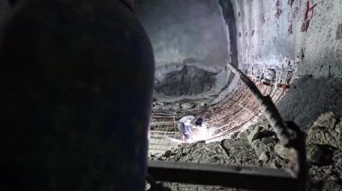 Tünel inşaatında işçilerin kaynak demiri