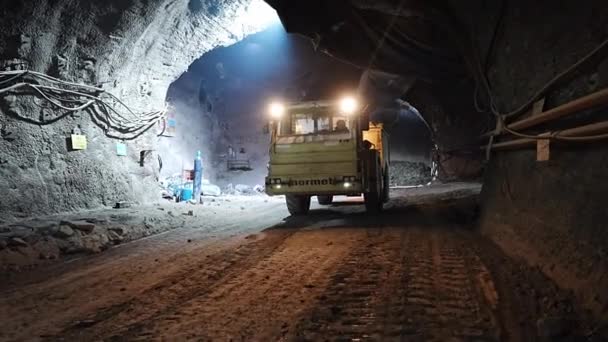 Stavební Zařízení Kamion Manévrování Pozpátku Podzemních Tunelech Stavby Skládky Výkopové — Stock video