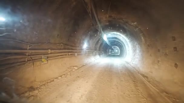 Körning Tunnel Med Ett Anläggningsfordon — Stockvideo