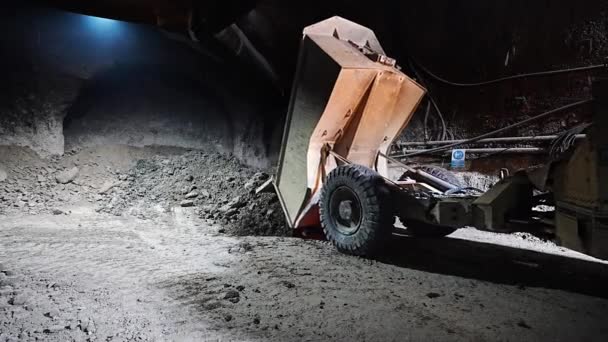 地铁隧道施工过程中 一辆卡车在地上倾泻开挖和泥土 — 图库视频影像
