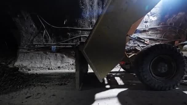 Ciężarówka Wylewa Wykopaliska Glebę Ziemię Podczas Budowy Tunelu Kopalni Metra — Wideo stockowe