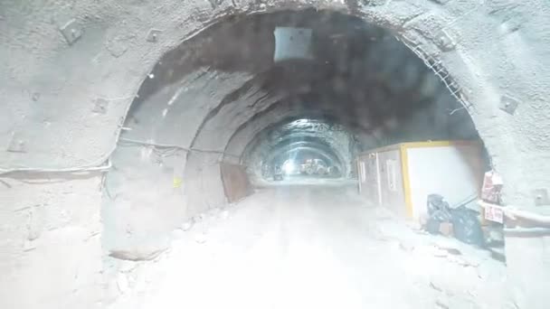 Tunnelfahrt Mit Einem Baufahrzeug — Stockvideo