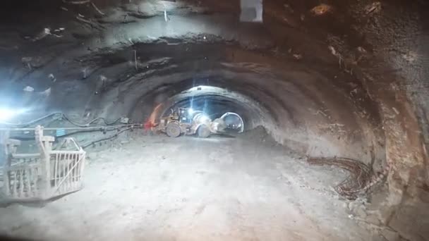 Körning Tunnel Med Ett Anläggningsfordon — Stockvideo