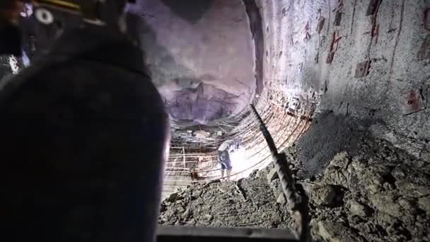 Trabalhadores Vergalhões Soldagem Construção Túnel — Vídeo de Stock