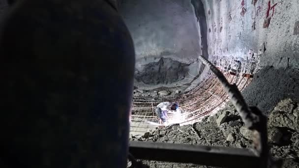 Trabajadores Soldando Barras Refuerzo Construcción Túneles — Vídeos de Stock