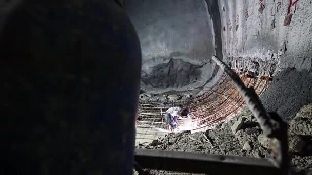 Trabajadores Soldando Barras Refuerzo Construcción Túneles — Vídeos de Stock