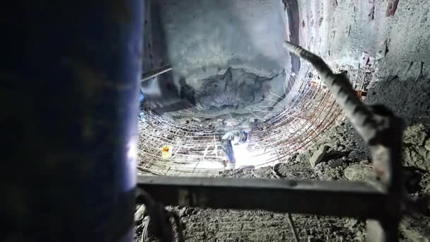 Werknemers Lassen Rebar Tunnelbouw — Stockvideo