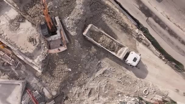 トラックや建設機材を備えた建設現場の空中観察 — ストック動画