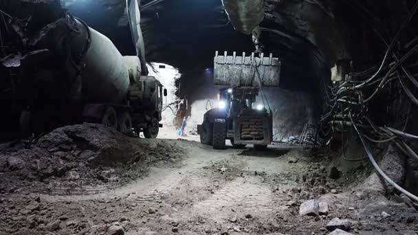 Carregador Queima Cimento Túnel Metrô — Vídeo de Stock