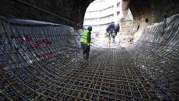 Arbetare Bär Ribbat Järn Tunnelbanetunnelkonstruktion — Stockvideo