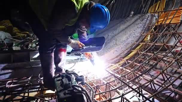 Trabalhadores Vergalhões Soldagem Construção Túnel — Vídeo de Stock