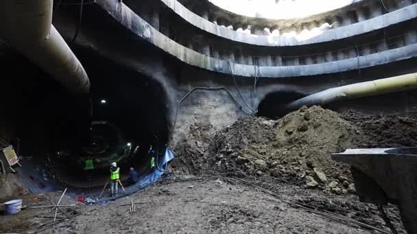 Ingenieure Messen Bei Bahn Tunnelbau — Stockvideo