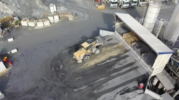 Ένας Φορτωτής Μεταφέρει Άμμο Χώμα Ανασκαφές Στο Εργοτάξιο — Αρχείο Βίντεο