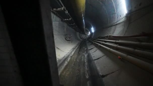 Arbetsfordon Tunnelbanetunneln — Stockvideo