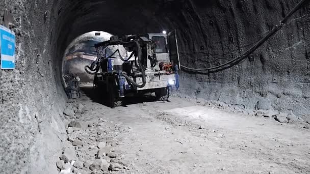 Máquina Trabajo Moldeo Por Inyección Túnel Subterráneo — Vídeos de Stock