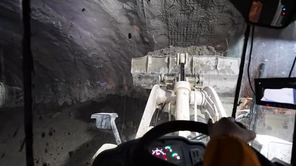 Sebuah Pemuat Membawa Penggalian Sebuah Truk Terowongan Kereta Bawah Tanah — Stok Video