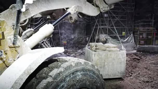 Une Chargeuse Brûle Ciment Dans Tunnel Métro — Video