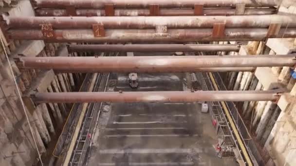 地下鉄駅構造 鋼管のストラットおよびコンベヤー ベルト システム — ストック動画