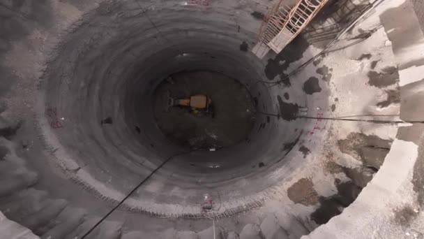 Escada Escalada Ferro Dentro Eixo Profundo Túnel Metrô Carregador Retroescavadeira — Vídeo de Stock
