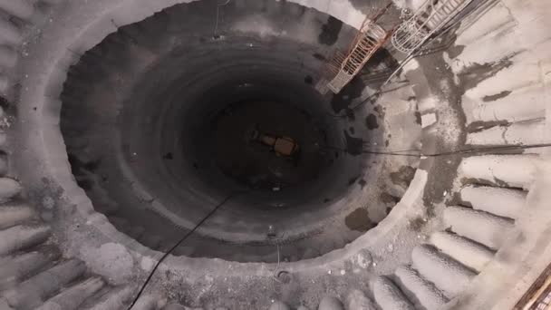 地下鉄トンネル ローダー バックホーの深いシャフトの中の鉄の登山梯子 — ストック動画