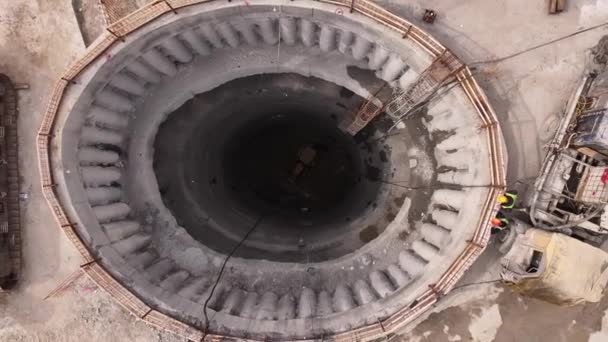 ガントリークレーン 射出成形機 地下トンネルシャフトの労働者 — ストック動画