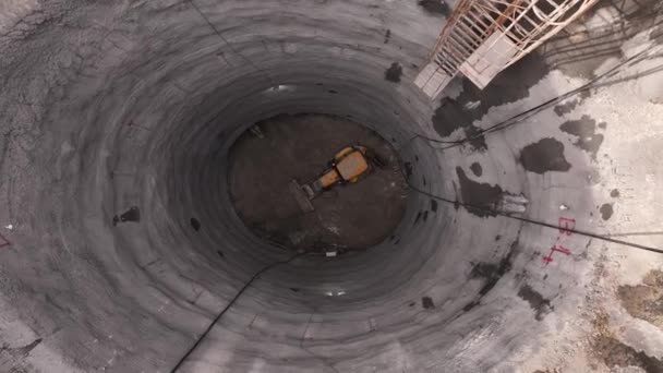 Żelazna Drabina Wspinaczkowa Wewnątrz Głębokiego Szybu Tunelu Metra Ładowarki Koparki — Wideo stockowe