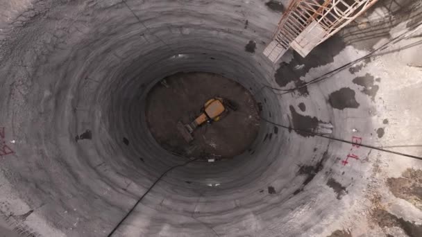 Залізна Скелелазіння Драбина Всередині Глибокого Валу Тунелю Метро Навантажувач Екскаватор — стокове відео