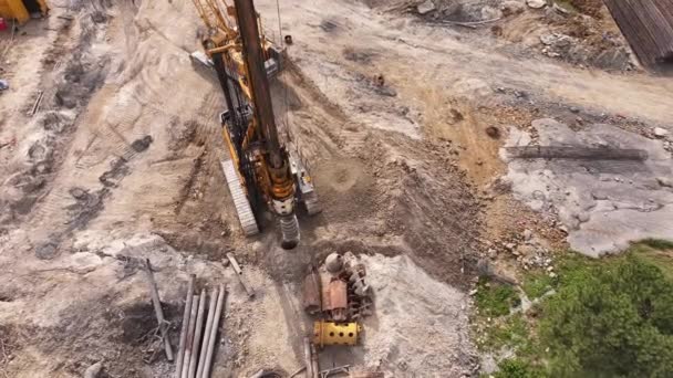 Auf Der Baustelle Bohrt Die Bohrpfahlmaschine Zur Bodenverbesserung Und Dann — Stockvideo
