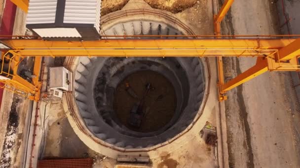 地铁隧道竖井中的钢丝网铁架起重机 挖掘机 — 图库视频影像