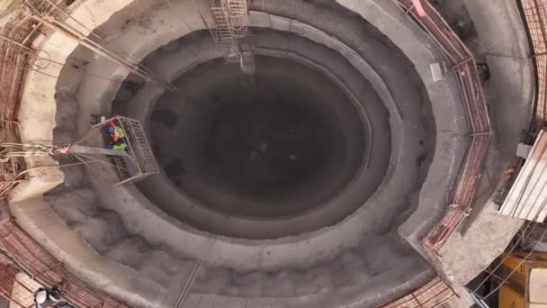 工人们拿着吊篮从矿井井下下来 — 图库视频影像
