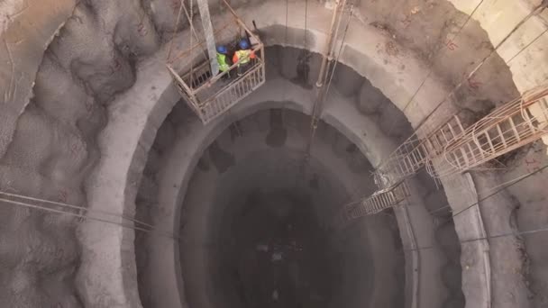 工人们拿着吊篮从矿井井下下来 — 图库视频影像