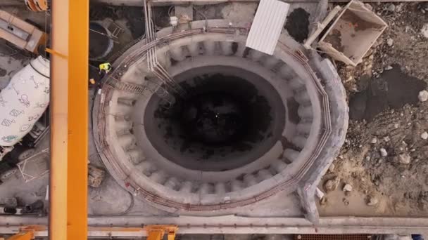 地下トンネルシャフトのプリドルと退屈な機械 — ストック動画