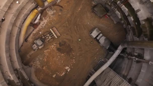 Trabalhadores Betoneiras Escavadoras Interior Eixo Profundo Túnel Metro — Vídeo de Stock