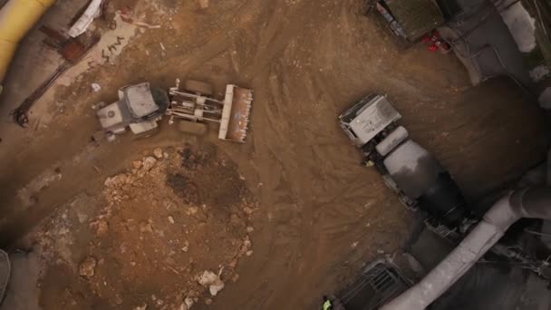 Werknemers Betonmolens Gravers Diepe Schacht Van Metrotunnel — Stockvideo