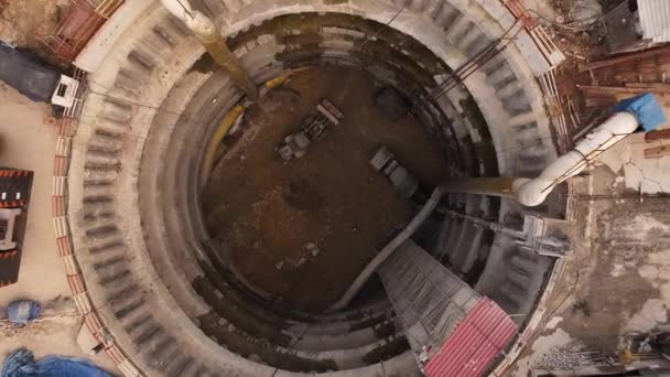 Будівельна Техніка Залізні Будівельні Сходи Всередині Глибокого Валу Метро — стокове відео
