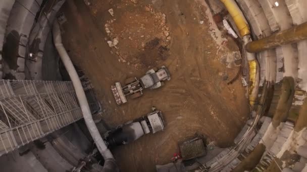 鉄の梯子 コンクリートミキサー 地下鉄トンネルのシャフト内の掘削機 — ストック動画